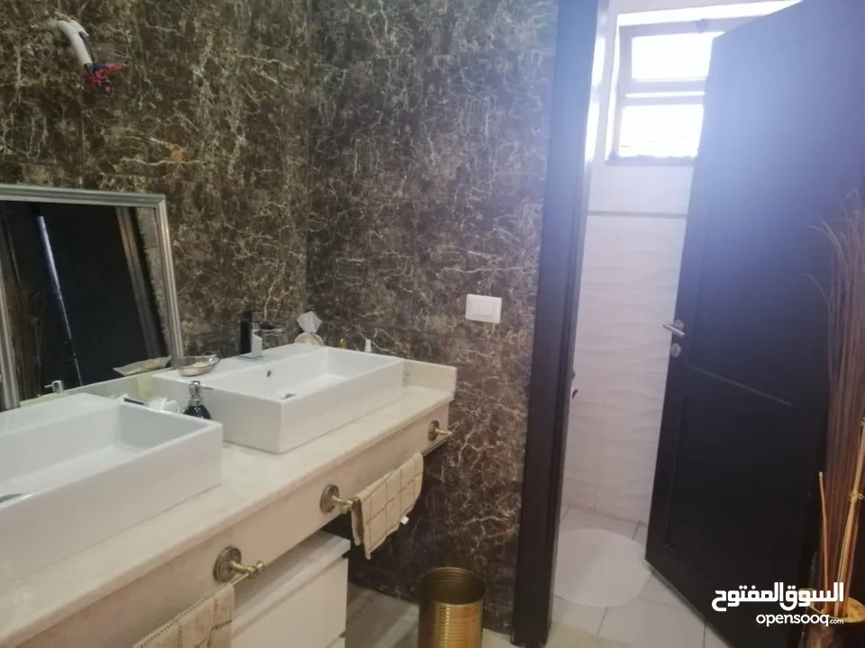 فيلا سكنيه بالسلط للبيع زي وادي الحمامرة واصل جميع الخدمات ومنطقة هادئة قريبة من الاسواق