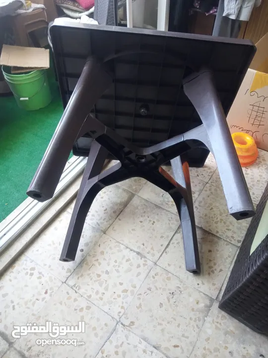 طاوله مربعه للبيع مع طبليه  بسعر مغري