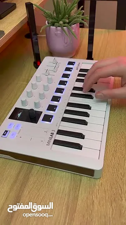 Arturia MiniLab 3 Alpine White Universal MIDI Controller