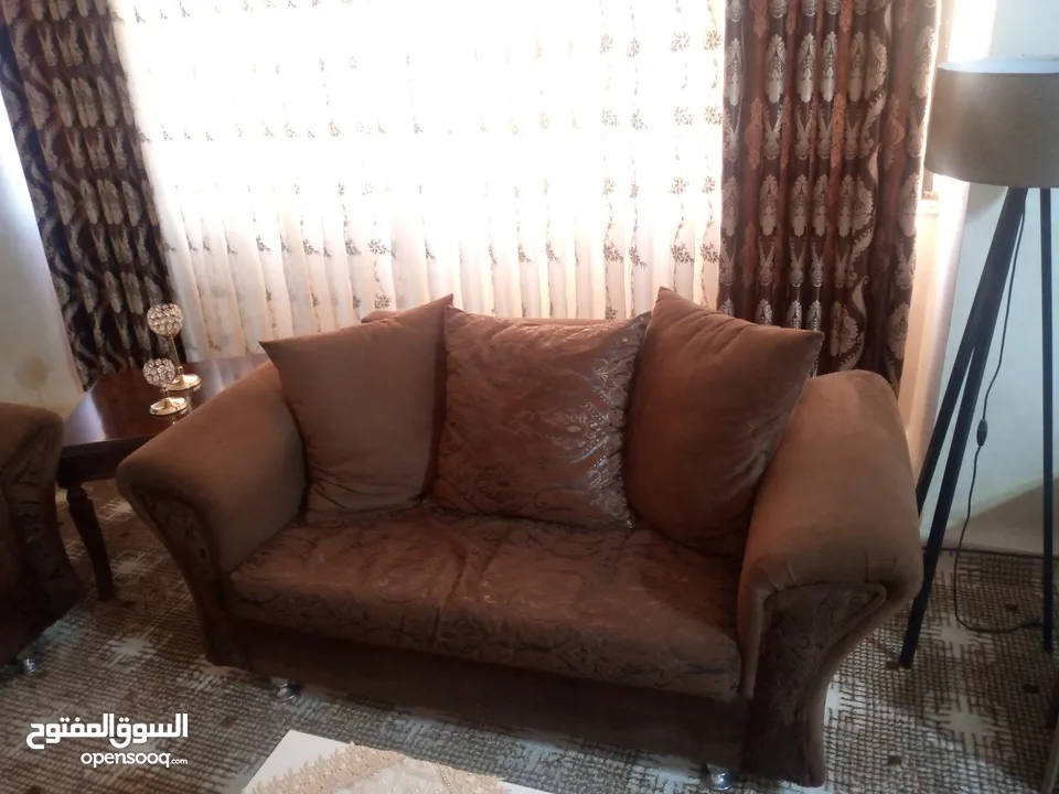 بسم الله الرحمن الرحيم عندي طقم كنب بحالة الوكاله استعمال شهرين جديد