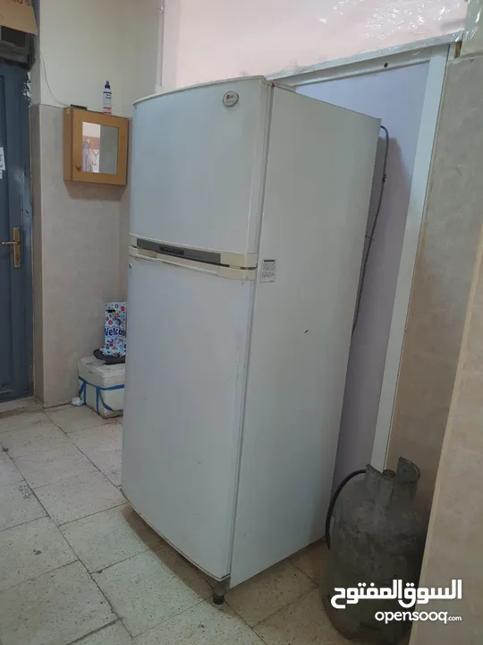 ثلاجة وتلفزيون للبيع