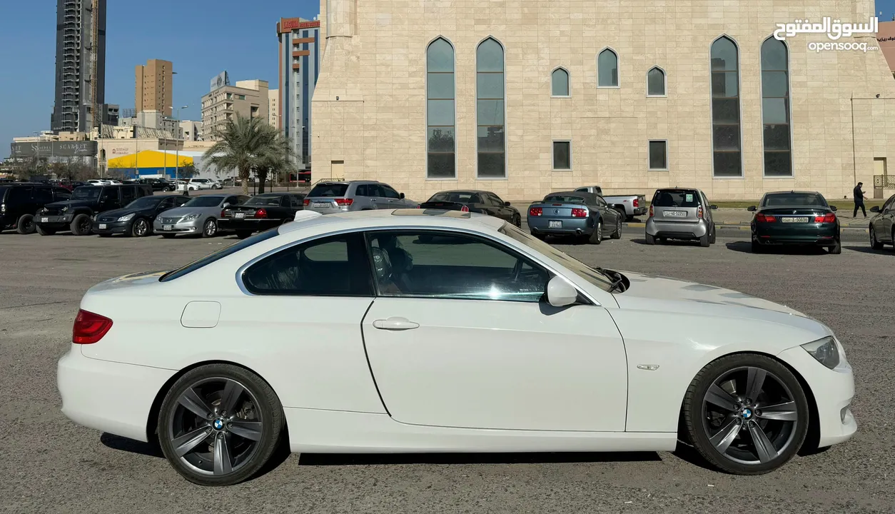 قمة في النظافة بي ام دبليو BMW 325I وكالة 2013 باب واحد داخليه تان بحالة الوكالة  ماشي 150 شرط الفحص