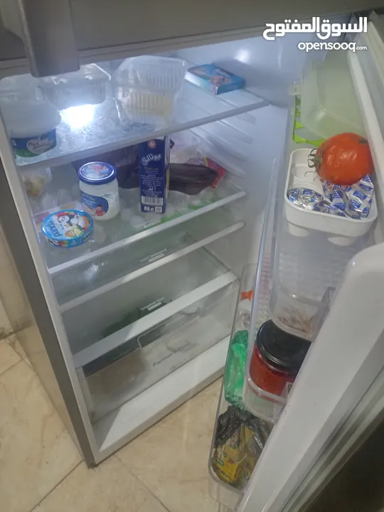 ثلاجه شبه جديده واغراض للبيع