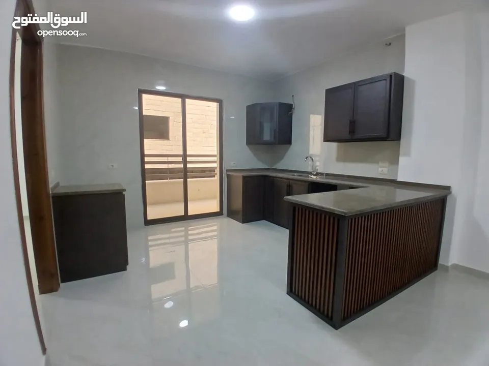شقق مميزه سوبر ديلوكس عماره جديده خلف مطعم عرب قرب الجامعه للايجار مفروشه او غير مفروشه بعقد سنوي