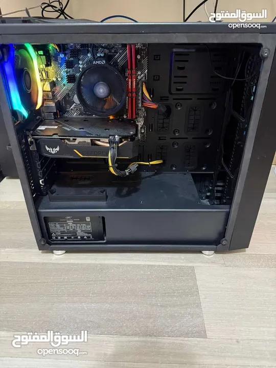 مع الشاشة وماوس وكيبورد