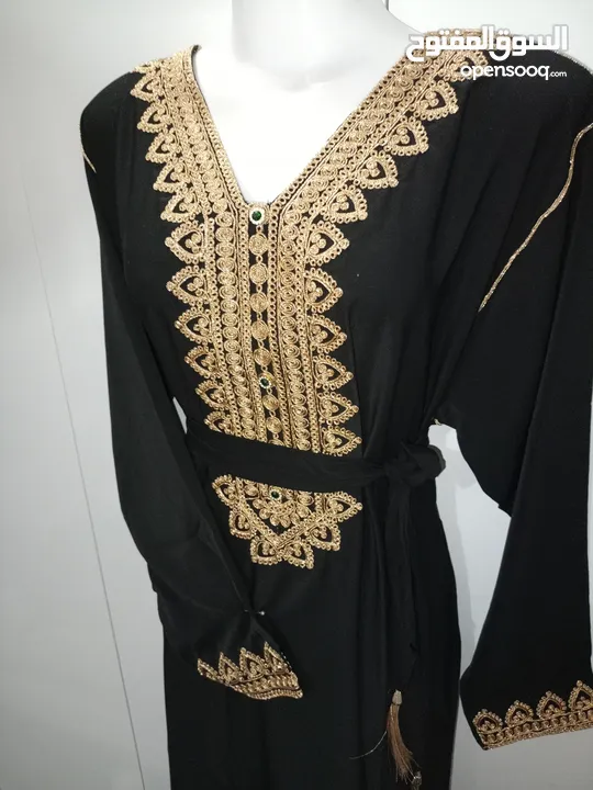 قفطان مغربي مطرز يعتبر القفطان واحداً من اللباس التقليدي المغربي، بطابعه التراثي والعصري