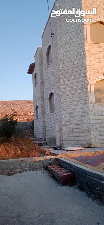 فيلا مميزة حجر اربع جهات في الباذان للبيع