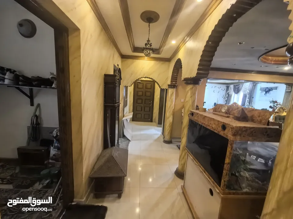 للبيع شقة سكنية سكنية اطلالة بحرية في الطابق الرابع منطقه ام الحصم