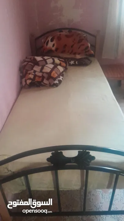 تخت حديد  نظيف