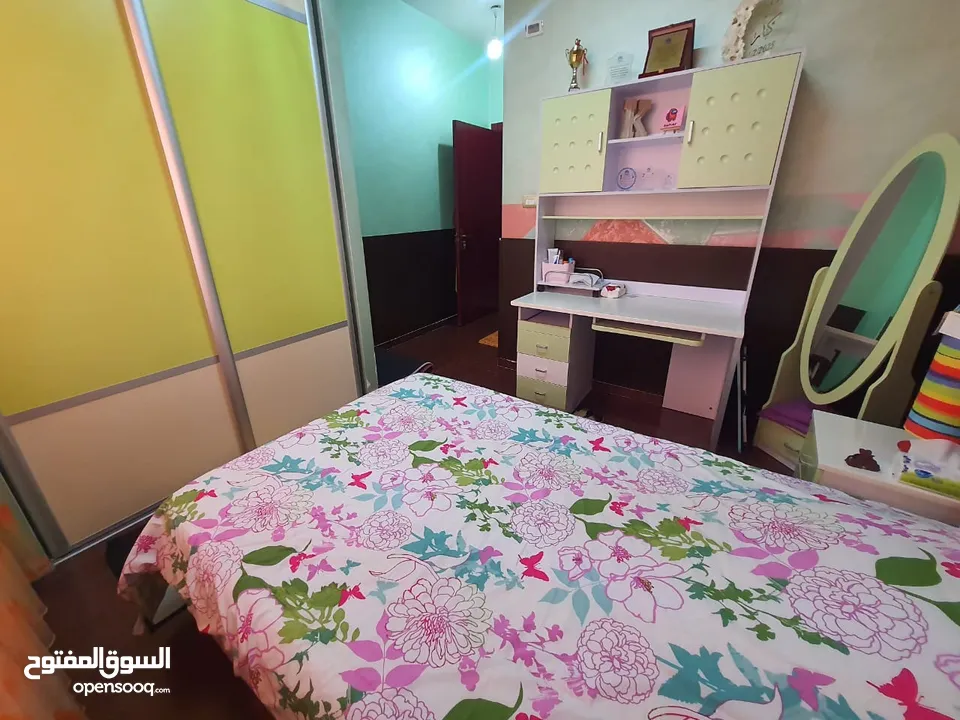 شقة ارضية بحي الصحابة مميزة بمساحة 180 داخلي و 40 متر ترس  مغلق بقرميد و شبابيك دبل جلاس