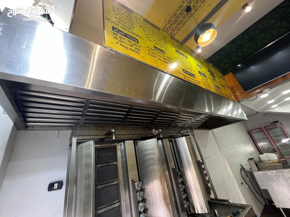 عدة مطعم وشاورما جاهزة للبيع  جديدة مع كفالتها استخدام 5 شهور فقط