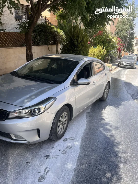 كيا K3 2018 صالون سيدان للبيع فل ما عدا الفتحه لون سيلفر