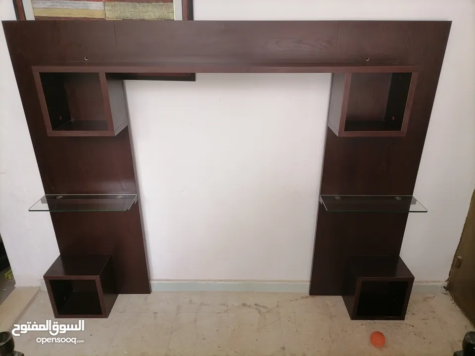 ديكور شاشة ثقيل  ورفوف زجاج