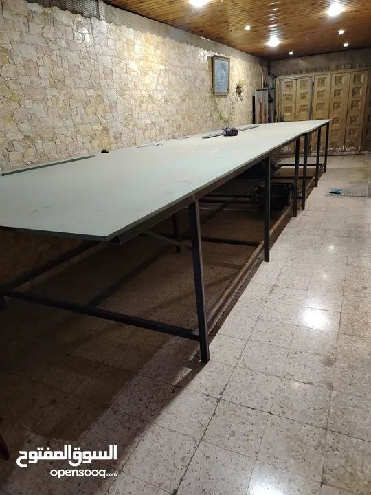 طاولة قص قماش للمشاغل طاولتان  طول الطاولة 3.5 متر عرضها  1.8 متر ارتفاع 1 متر جديدتان