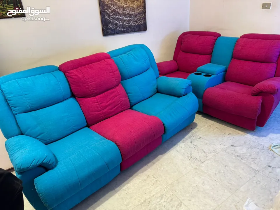 طقم ريكلاينر مودرن ثقيل بحاله جيده جدا شبه جديد غير مستخدم و يتم التحكم بجلسته