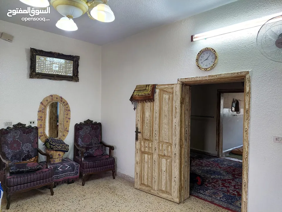 بيت ثلاث طوابق كل طابق مدخل منفصل مع برنده واسعه مع ارض 650 متر مزروعه شجر كبير مثمر بسعر 45000  JD