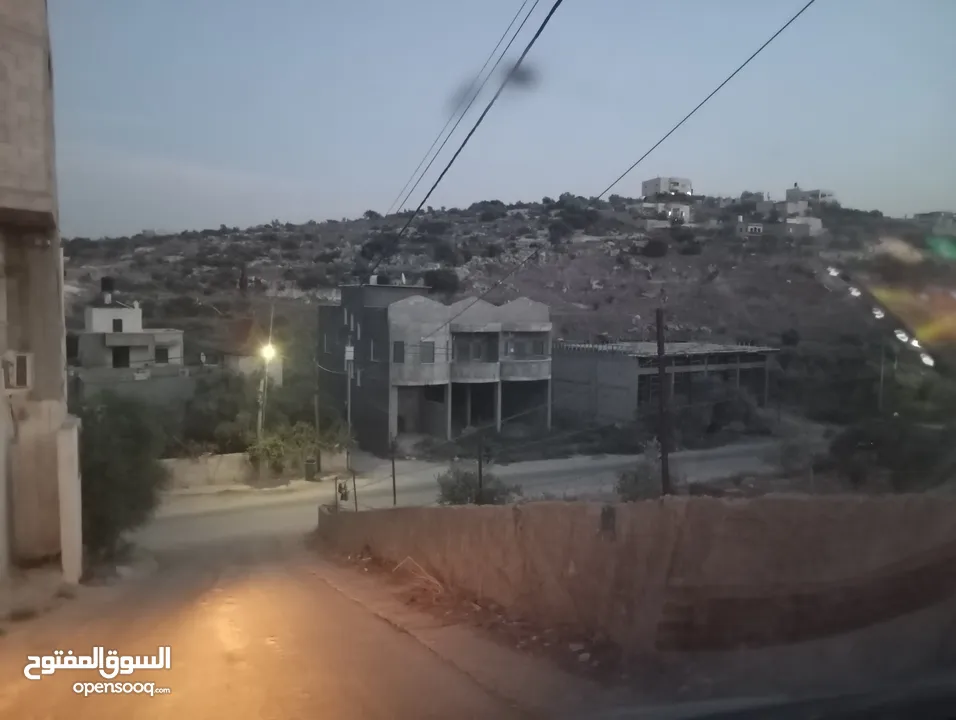 مخازن للايجار تبعد كيلو متر واحد عن شارع حيفا  بين اليامون والسيلة الحارثيه