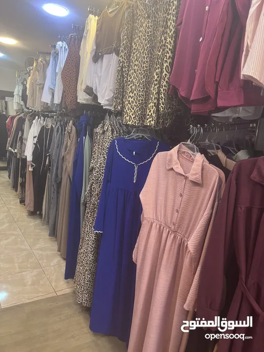محل البسة بداعي السفر بدون خلو أجار شهري 325