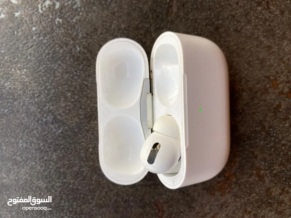 AirPods Pro بحالة ممتازة الشاحن مع سماعة يسار فقط