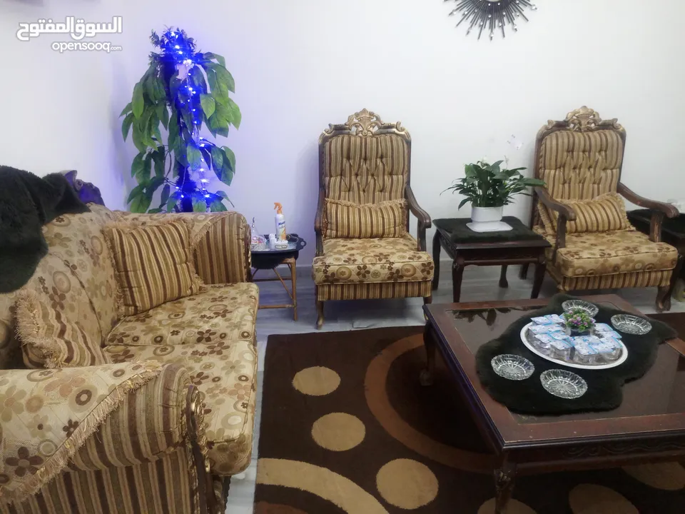 طقم كنب مع طرابيزات ...7مقاعد وطرابيزات بحالة جيدة للبيع  الرجاء التواصل على الرقم الموجود