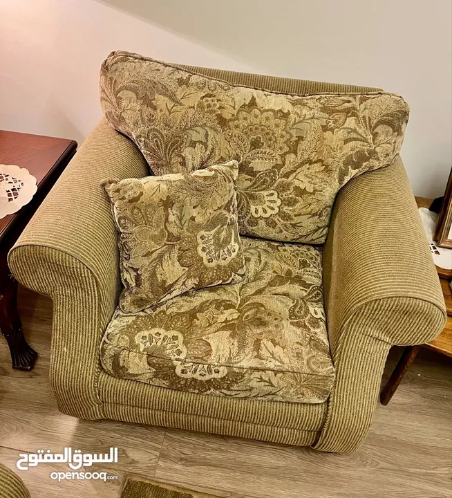 غرفة صالون كاملة متكاملة ( كنبيات وسجادة و برداي). مستعملة سنة واحدة فقط. .