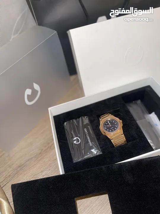 للبيع ساعة يد نون اوفيشال الفاخرة  For sale a luxurious official Noon watch. نسائية ورجالية  Unisex
