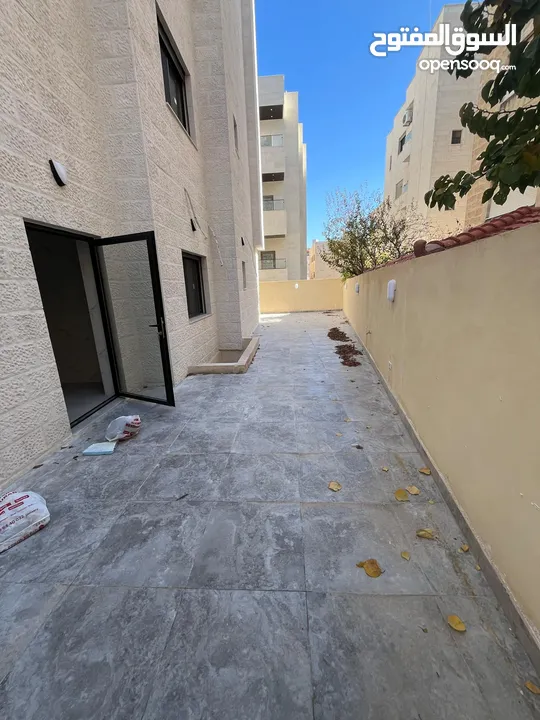 شقة ثالث مع روف في ضاحية الياسمين بتشطيب مميز