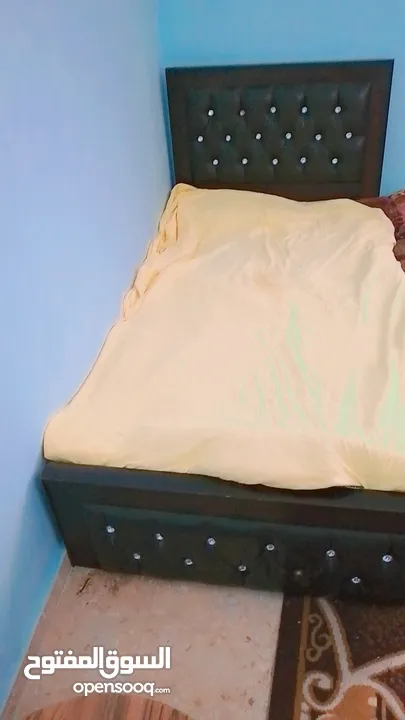 تخت مفرد وربع تفصيل خشب مع سلم وكاله غير مستعمل للبيع