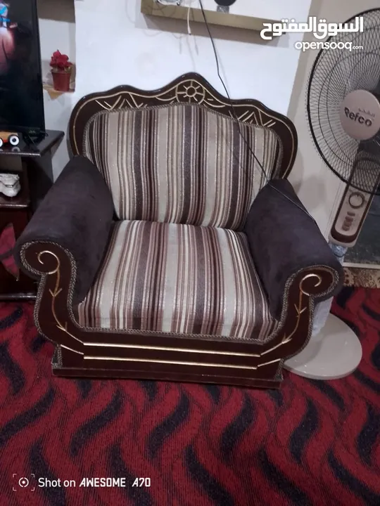 متاح طقم كنب 9 مقاعد مع 3 طاولات بحالة جيدة للبيع اقرء الوصف