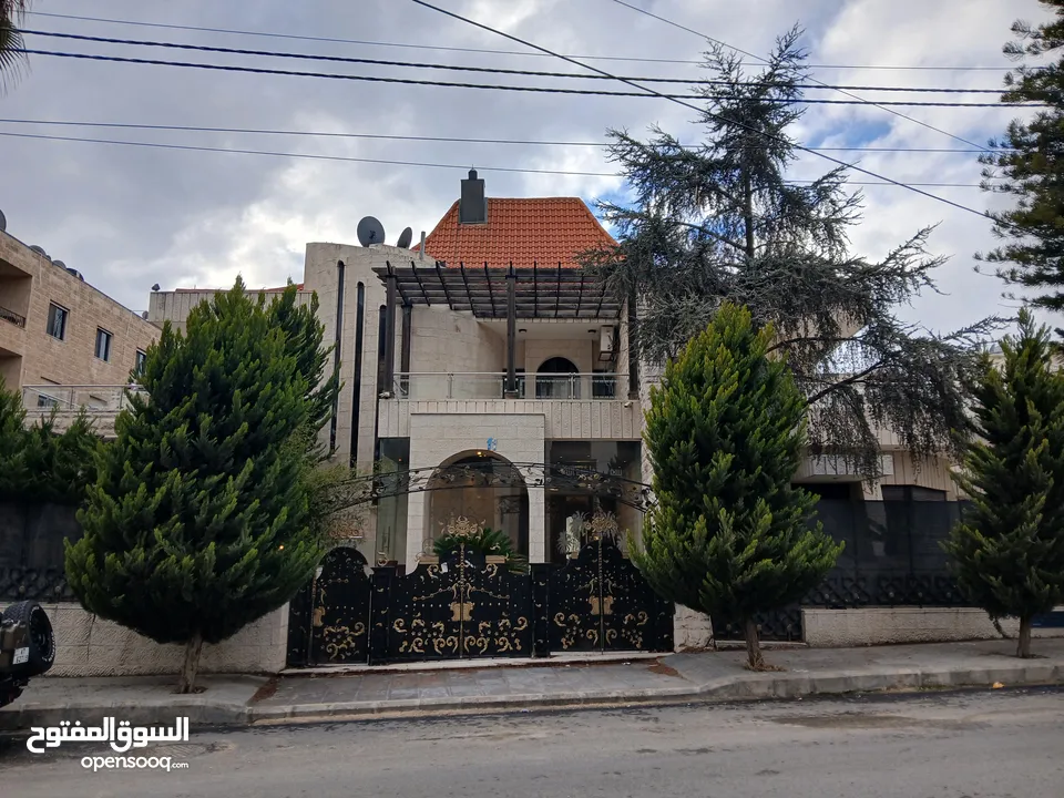 فيلا للايجار في عبدون مجددة بالكامل