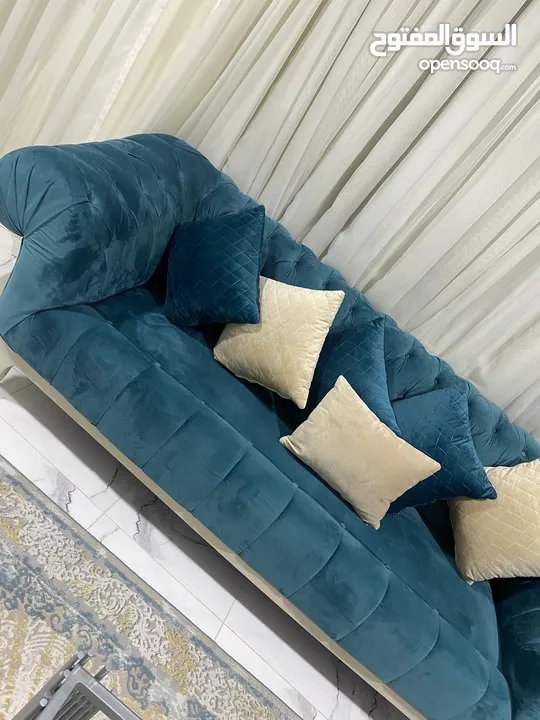 طقم كنب 7 مقاعد لون ازرق وبيج بحالة الجديد من شهوان استخدام خفيف خشب تقيل وموديل جميل بدون اي خدش