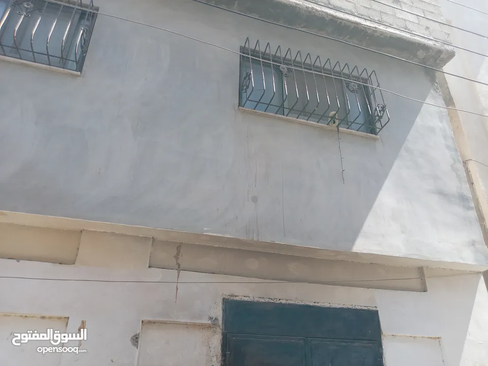 منزل مستقل مكون من طابقين مع سطح  في مخيم عسكر القديم  شارع العياده