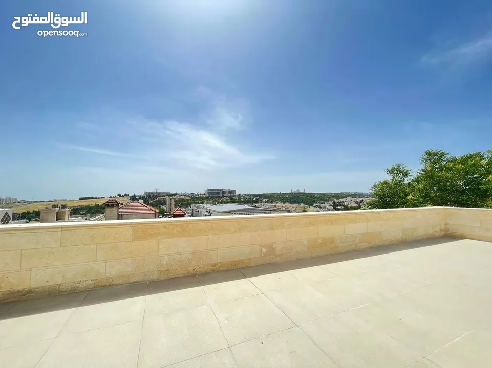 شقة طابقية (سكن خاص) للبيع بإطلالة (بانارومية) وجميلة جداً على السيتي مول وحدائق الحسين وقرب مكة مول