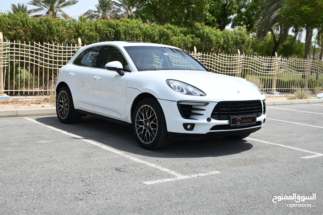 0% DP - BEST DEAL - AGENCY MAINTAINED - PORSCHE MACAN S WITH PANORAMIC ROOF - RED INTERIOR - GCC