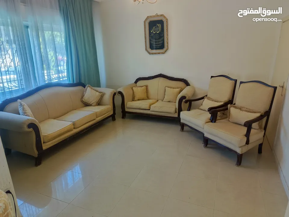 طقم كنب لون بيج مستعمل (مكون من سبع مقاعد)...