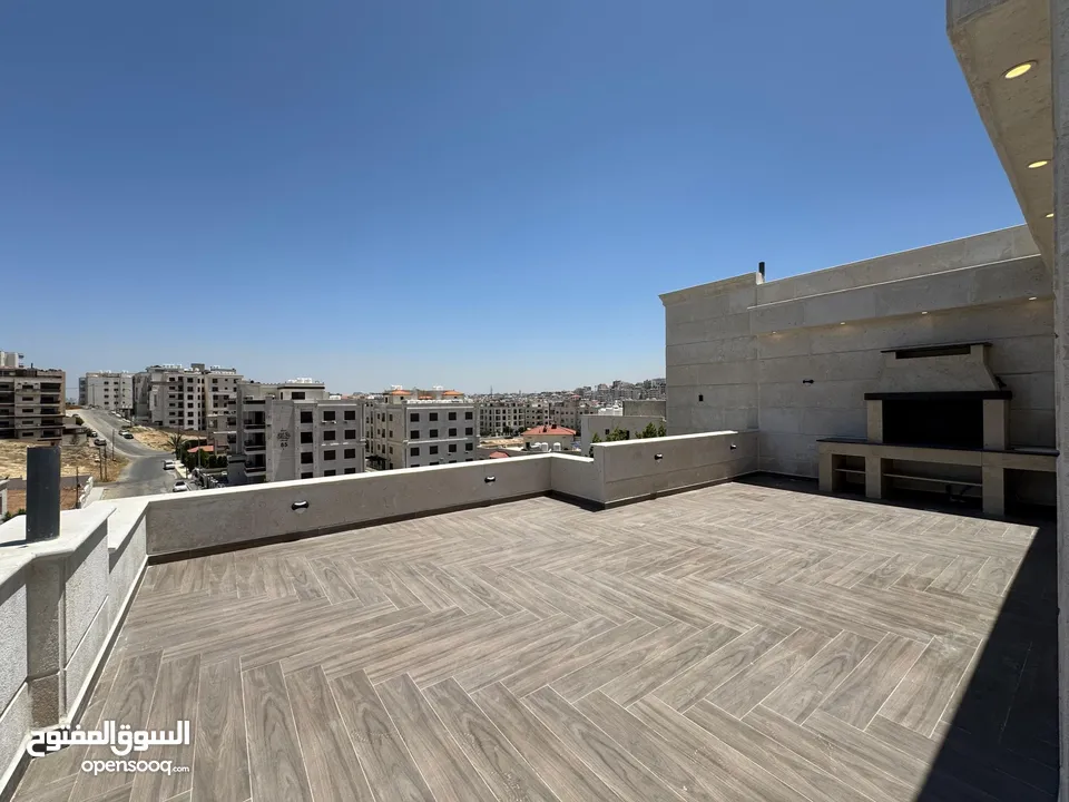شقة بسعر مغري شارع المطار حي النخيل طابق ثالث مع روف دوبلكس  مساحة 225 م وترس خارجي 90 متر