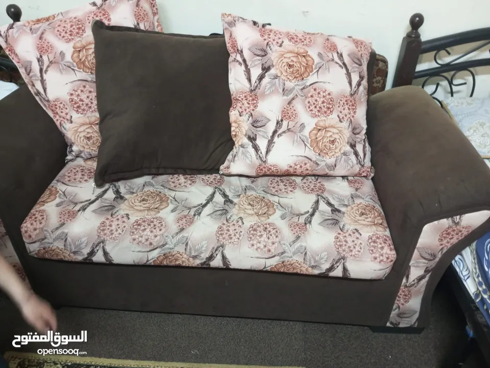 طقم كنب 7 مقاعد بحالة جيدة