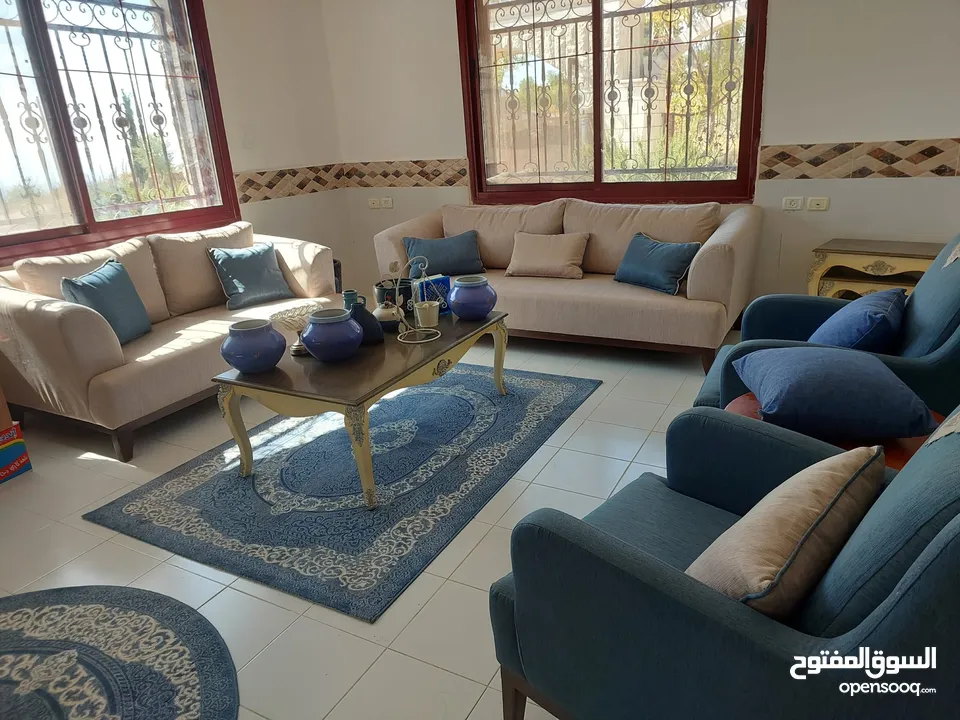 طقم صالون بحالة ممتازة جدا شبه جديد واجهزة كهربائية للبيع