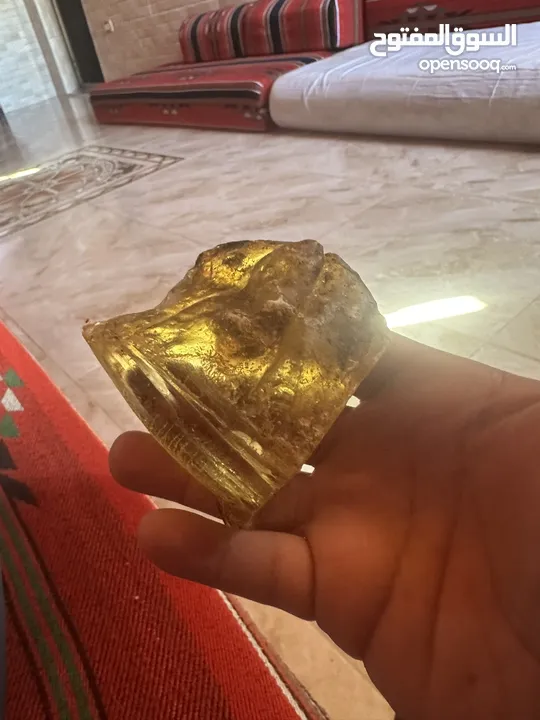 كهرمان خام. مختلف الاوزان