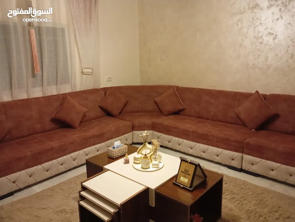 مجلس تفصيل 14 مقعد خشب سويد بحال الوكاله مستخدم فتره بسيطه مع كامل ملحقاته من طاولات وبرادي مع بفه
