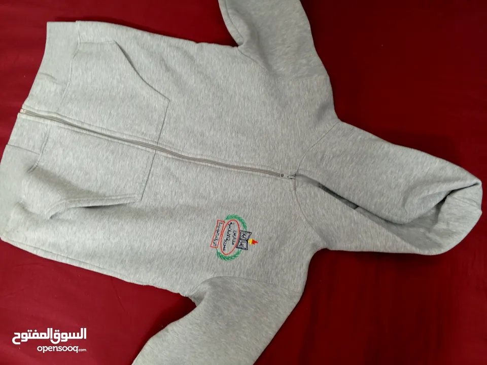 ملابس مستعملة لطفلة واحدة العمر من 8-10 سنوات  أغلبهم من شي ان . ورد تاج وهم بحالة ممتازة .