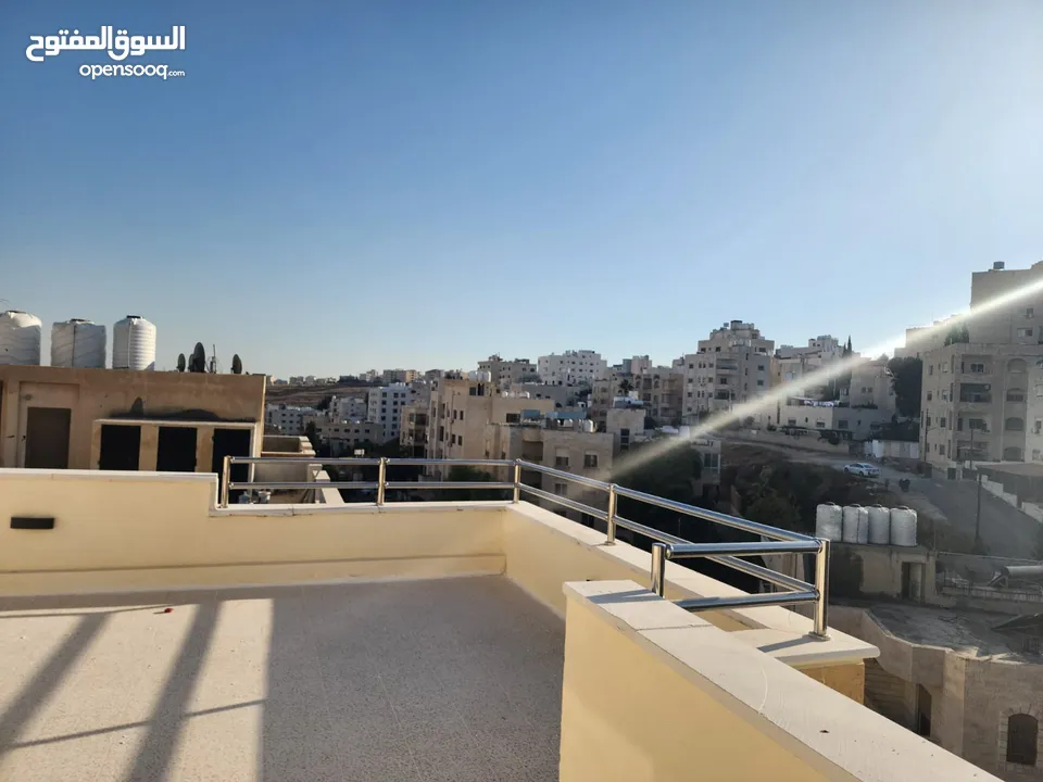 شقة أخير مع روف مساحة 195 م + 90 م ترسات- ضاحية الرشيد