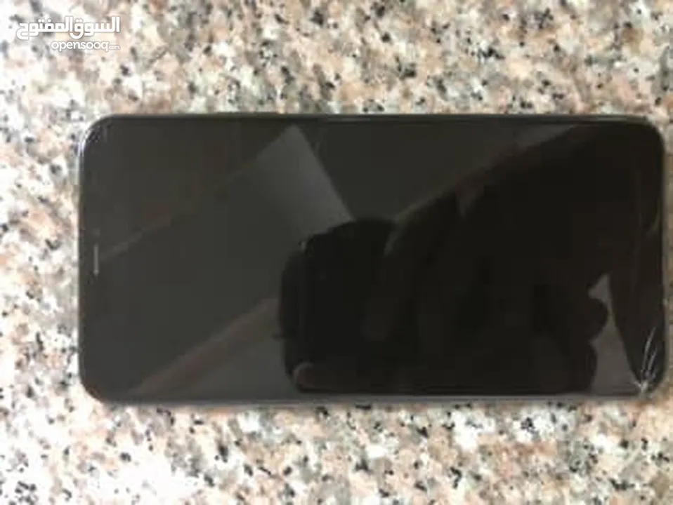 آيفون 11pro max التلفون نضيف جدا بس مغير بطاريه و الشاشه فيها شعر
