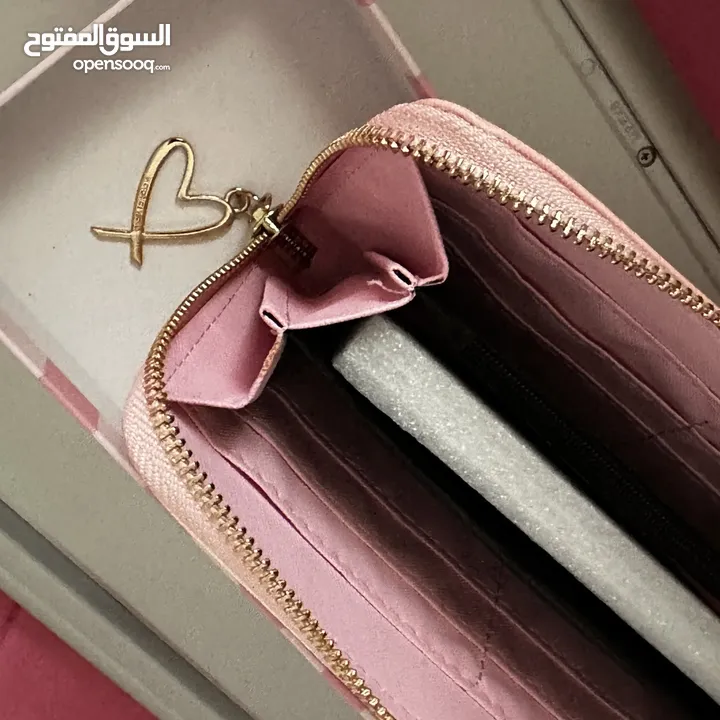 جزدان مصاري حجم مستطيل كوبي اول فيكتوريا سيكريت ، اذا بدكم معلومات اكتر تواصلو معي ، لكنو نفس الصور