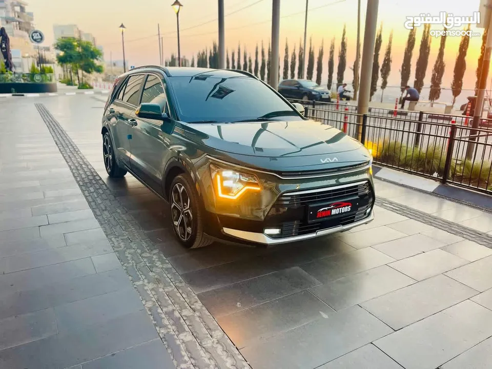 كيا نيرو هايبرد 2023 الاضافات الكاملة باللون المميز