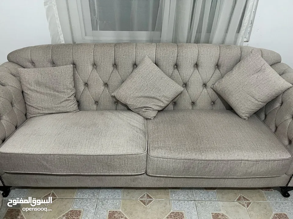 كنب تفصيل ما الو غير سنه جديد جديد جديد ولا كانو مستعمل مع طاولات وبرداي وسجادة كلو استعمال سنه فقط