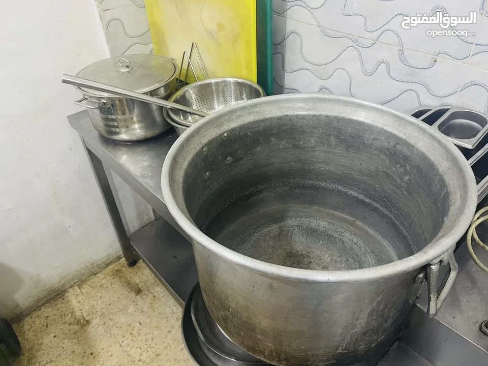 عدة مطعم بحالة جيدة جداً للبيع