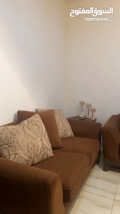 صالون كامل طقم امريكي وطاولات خشب وقطعة سجاد مع ثريا خشب