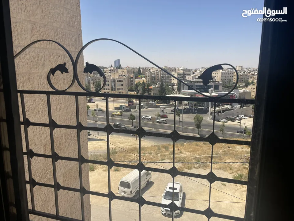شقة واسعة للإيجار ذات اطلالة في شارع الجامعة