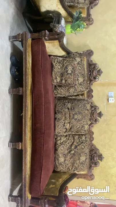 للبيع طقم كنب وطاوله سفره خشب لاتيه